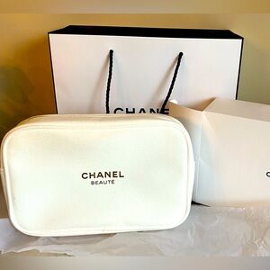 Chanel Beauty White and gold felt cosmetic pouch with zipper. 100% authentic